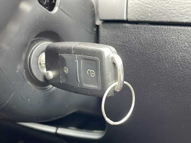 フォルクスワーゲン ゴルフ R32 山口県 2003(平15)年 10.7万km シルバー ワンオーナー車/6速マニュアル車/禁煙車（前オーナー様のご申告に基づく）/黒レザーシート/前席シートヒーター/社外マフラー（REMUS製）/ダウンサス/社外18インチAW/キセノンライト/リモコンキー/ETC/パワーウィンドゥ/純正フロアマット/純正MDオーディオ（ラジオあり）/革巻きステアリング/リアトノカバー/保証書・取説/スペアキー1個