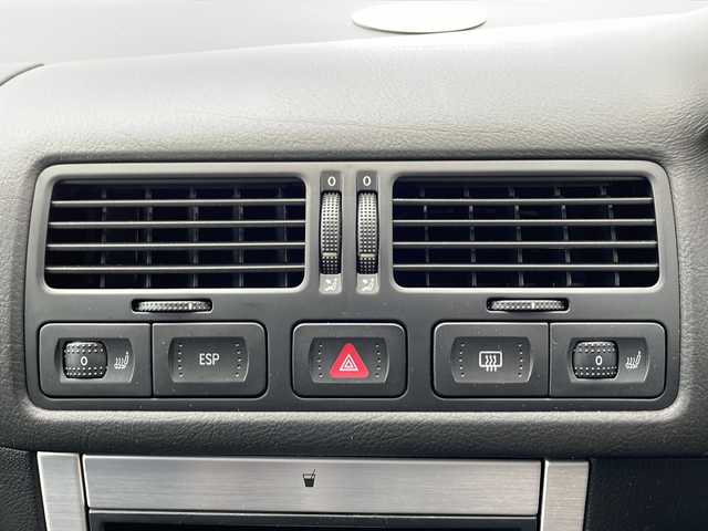 フォルクスワーゲン ゴルフ R32 山口県 2003(平15)年 10.7万km シルバー ワンオーナー車/6速マニュアル車/禁煙車（前オーナー様のご申告に基づく）/黒レザーシート/前席シートヒーター/社外マフラー（REMUS製）/ダウンサス/社外18インチAW/キセノンライト/リモコンキー/ETC/パワーウィンドゥ/純正フロアマット/純正MDオーディオ（ラジオあり）/革巻きステアリング/リアトノカバー/保証書・取説/スペアキー1個