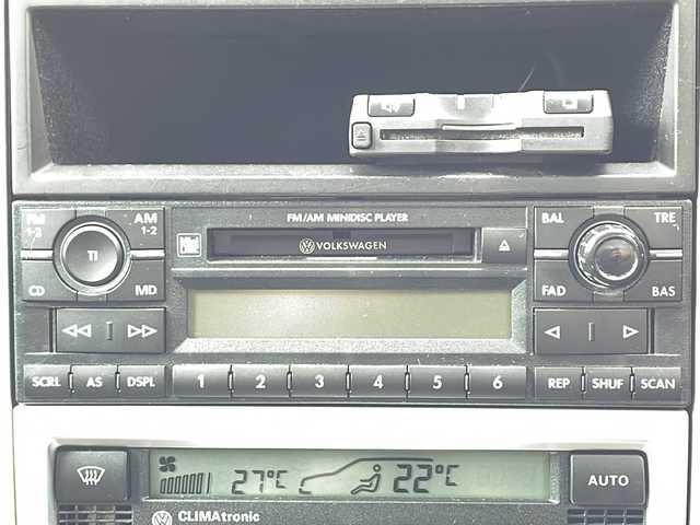 フォルクスワーゲン ゴルフ R32 山口県 2003(平15)年 10.7万km シルバー ワンオーナー車/6速マニュアル車/禁煙車（前オーナー様のご申告に基づく）/黒レザーシート/前席シートヒーター/社外マフラー（REMUS製）/ダウンサス/社外18インチAW/キセノンライト/リモコンキー/ETC/パワーウィンドゥ/純正フロアマット/純正MDオーディオ（ラジオあり）/革巻きステアリング/リアトノカバー/保証書・取説/スペアキー1個