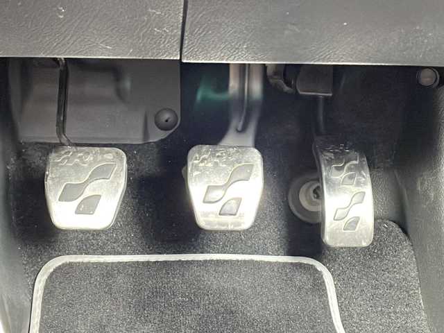 フォルクスワーゲン ゴルフ R32 山口県 2003(平15)年 10.7万km シルバー ワンオーナー車/6速マニュアル車/禁煙車（前オーナー様のご申告に基づく）/黒レザーシート/前席シートヒーター/社外マフラー（REMUS製）/ダウンサス/社外18インチAW/キセノンライト/リモコンキー/ETC/パワーウィンドゥ/純正フロアマット/純正MDオーディオ（ラジオあり）/革巻きステアリング/リアトノカバー/保証書・取説/スペアキー1個