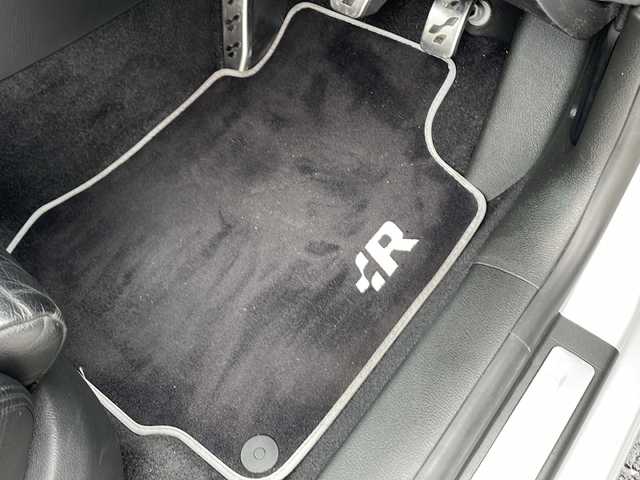 フォルクスワーゲン ゴルフ R32 山口県 2003(平15)年 10.7万km シルバー ワンオーナー車/6速マニュアル車/禁煙車（前オーナー様のご申告に基づく）/黒レザーシート/前席シートヒーター/社外マフラー（REMUS製）/ダウンサス/社外18インチAW/キセノンライト/リモコンキー/ETC/パワーウィンドゥ/純正フロアマット/純正MDオーディオ（ラジオあり）/革巻きステアリング/リアトノカバー/保証書・取説/スペアキー1個