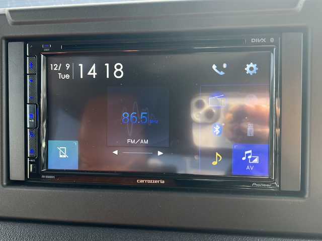 スズキ ジムニー ノマド FC 佐賀県 2025(令7)年 0.4万km アークティックホワイトパール エンジンスタートボタン/アイドリングストップ/スマートキー/クルーズコントロール/Bluetooth接続/CD再生/ETC/バックカメラ/AUX/前席シートヒーター/社外フロアマット/純正アルミホイール/ABS/横滑り防止装置/後ろコーナーセンサー/レーンキープアシスト/盗難防止装置/オートライト/ダウンヒルアシストコントロール/衝突被害軽減システム/ステアリングスイッチ/電格ミラー/クリアランスソナー