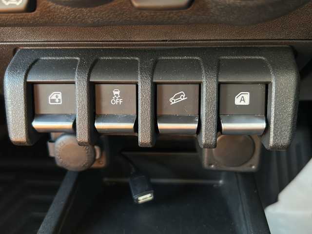 スズキ ジムニー ノマド FC 佐賀県 2025(令7)年 0.4万km アークティックホワイトパール エンジンスタートボタン/アイドリングストップ/スマートキー/クルーズコントロール/Bluetooth接続/CD再生/ETC/バックカメラ/AUX/前席シートヒーター/社外フロアマット/純正アルミホイール/ABS/横滑り防止装置/後ろコーナーセンサー/レーンキープアシスト/盗難防止装置/オートライト/ダウンヒルアシストコントロール/衝突被害軽減システム/ステアリングスイッチ/電格ミラー/クリアランスソナー