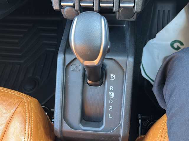 スズキ ジムニー ノマド FC 佐賀県 2025(令7)年 0.4万km アークティックホワイトパール エンジンスタートボタン/アイドリングストップ/スマートキー/クルーズコントロール/Bluetooth接続/CD再生/ETC/バックカメラ/AUX/前席シートヒーター/社外フロアマット/純正アルミホイール/ABS/横滑り防止装置/後ろコーナーセンサー/レーンキープアシスト/盗難防止装置/オートライト/ダウンヒルアシストコントロール/衝突被害軽減システム/ステアリングスイッチ/電格ミラー/クリアランスソナー