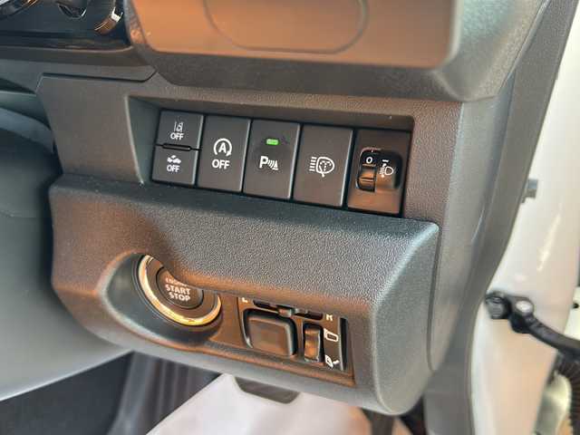 スズキ ジムニー ノマド FC 佐賀県 2025(令7)年 0.4万km アークティックホワイトパール エンジンスタートボタン/アイドリングストップ/スマートキー/クルーズコントロール/Bluetooth接続/CD再生/ETC/バックカメラ/AUX/前席シートヒーター/社外フロアマット/純正アルミホイール/ABS/横滑り防止装置/後ろコーナーセンサー/レーンキープアシスト/盗難防止装置/オートライト/ダウンヒルアシストコントロール/衝突被害軽減システム/ステアリングスイッチ/電格ミラー/クリアランスソナー