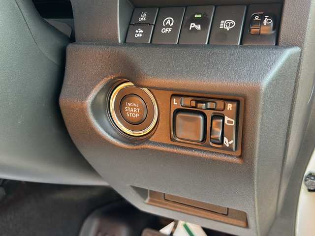 スズキ ジムニー ノマド FC 佐賀県 2025(令7)年 0.4万km アークティックホワイトパール エンジンスタートボタン/アイドリングストップ/スマートキー/クルーズコントロール/Bluetooth接続/CD再生/ETC/バックカメラ/AUX/前席シートヒーター/社外フロアマット/純正アルミホイール/ABS/横滑り防止装置/後ろコーナーセンサー/レーンキープアシスト/盗難防止装置/オートライト/ダウンヒルアシストコントロール/衝突被害軽減システム/ステアリングスイッチ/電格ミラー/クリアランスソナー