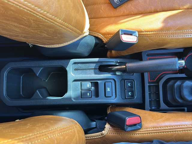 スズキ ジムニー ノマド FC 佐賀県 2025(令7)年 0.4万km アークティックホワイトパール エンジンスタートボタン/アイドリングストップ/スマートキー/クルーズコントロール/Bluetooth接続/CD再生/ETC/バックカメラ/AUX/前席シートヒーター/社外フロアマット/純正アルミホイール/ABS/横滑り防止装置/後ろコーナーセンサー/レーンキープアシスト/盗難防止装置/オートライト/ダウンヒルアシストコントロール/衝突被害軽減システム/ステアリングスイッチ/電格ミラー/クリアランスソナー