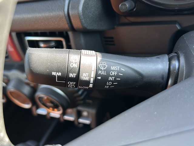 スズキ ジムニー ノマド FC 佐賀県 2025(令7)年 0.4万km アークティックホワイトパール エンジンスタートボタン/アイドリングストップ/スマートキー/クルーズコントロール/Bluetooth接続/CD再生/ETC/バックカメラ/AUX/前席シートヒーター/社外フロアマット/純正アルミホイール/ABS/横滑り防止装置/後ろコーナーセンサー/レーンキープアシスト/盗難防止装置/オートライト/ダウンヒルアシストコントロール/衝突被害軽減システム/ステアリングスイッチ/電格ミラー/クリアランスソナー