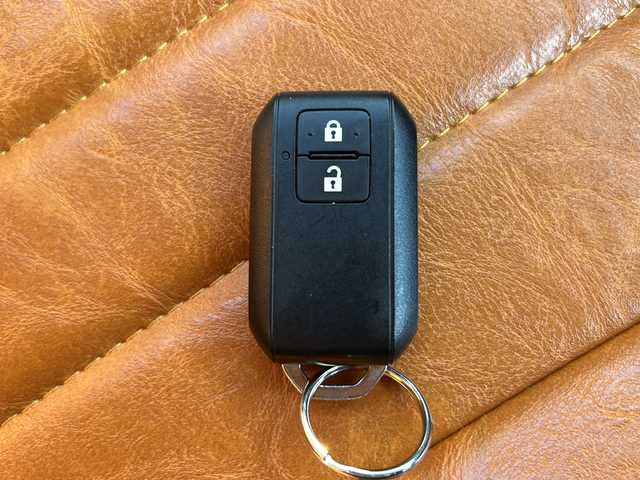 スズキ ジムニー ノマド FC 佐賀県 2025(令7)年 0.4万km アークティックホワイトパール エンジンスタートボタン/アイドリングストップ/スマートキー/クルーズコントロール/Bluetooth接続/CD再生/ETC/バックカメラ/AUX/前席シートヒーター/社外フロアマット/純正アルミホイール/ABS/横滑り防止装置/後ろコーナーセンサー/レーンキープアシスト/盗難防止装置/オートライト/ダウンヒルアシストコントロール/衝突被害軽減システム/ステアリングスイッチ/電格ミラー/クリアランスソナー