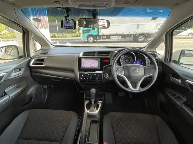 ホンダ フィット 13G Fパッケージ 埼玉県 2017(平29)年 9.1万km プレミアムホワイトパールⅡ ・純正ナビゲーション/・バックカメラ/・ドライブレコーダー/・ETC/・フロアマット/・ドアバイザー/・スマートキー/・スペアキー/・前後タイヤ2022年製（ブリジストン）/・新車保証書/・取扱説明書
