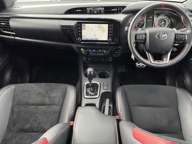 トヨタ ハイラックス Z GRスポーツ 道東・釧路十勝 2024(令6)年 1.1万km プラチナホワイトパールマイカ ・寒冷地仕様/・4WD/・純正ディスプレイオーディオ/(ナビ・FM・AM・BT・Miracast)/・全方位カメラ/・トヨタセーフティセンス/・プリクラッシュセーフティ/・レーンキープアシスト/・レーダークルーズコントロール/・ダウンヒルアシストコントロール/・横滑り防止/・GR専用シート/・純正マッドフラップ/・TRDフロアマット/・センターデフロック/・アイドリングストップ/・LEDヘッドライト/・オートライト/・社外キャノピー/・パドルシフト/・スマートキー/・プッシュスタート/・夏用タイヤ【2023年　4ミリ】　積込