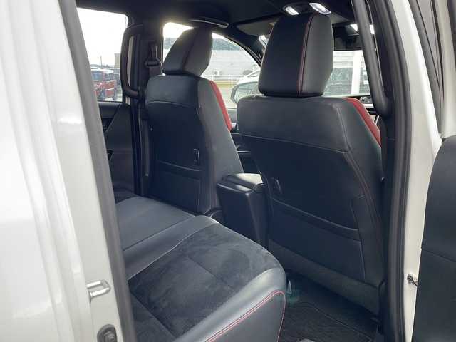 トヨタ ハイラックス Z GRスポーツ 道東・釧路十勝 2024(令6)年 1.1万km プラチナホワイトパールマイカ ・寒冷地仕様/・4WD/・純正ディスプレイオーディオ/(ナビ・FM・AM・BT・Miracast)/・全方位カメラ/・トヨタセーフティセンス/・プリクラッシュセーフティ/・レーンキープアシスト/・レーダークルーズコントロール/・ダウンヒルアシストコントロール/・横滑り防止/・GR専用シート/・純正マッドフラップ/・TRDフロアマット/・センターデフロック/・アイドリングストップ/・LEDヘッドライト/・オートライト/・社外キャノピー/・パドルシフト/・スマートキー/・プッシュスタート/・夏用タイヤ【2023年　4ミリ】　積込