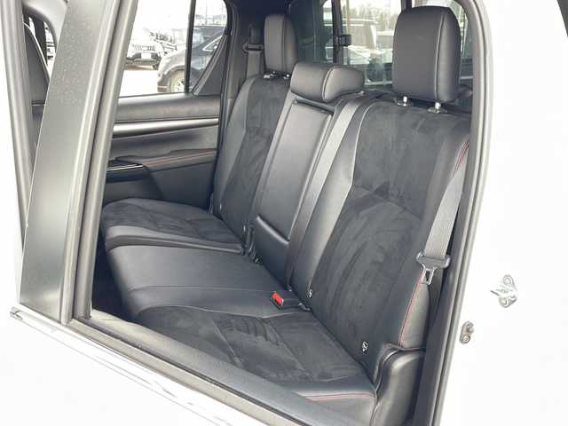 トヨタ ハイラックス Z GRスポーツ 道東・釧路十勝 2024(令6)年 1.1万km プラチナホワイトパールマイカ ・寒冷地仕様/・4WD/・純正ディスプレイオーディオ/(ナビ・FM・AM・BT・Miracast)/・全方位カメラ/・トヨタセーフティセンス/・プリクラッシュセーフティ/・レーンキープアシスト/・レーダークルーズコントロール/・ダウンヒルアシストコントロール/・横滑り防止/・GR専用シート/・純正マッドフラップ/・TRDフロアマット/・センターデフロック/・アイドリングストップ/・LEDヘッドライト/・オートライト/・社外キャノピー/・パドルシフト/・スマートキー/・プッシュスタート/・夏用タイヤ【2023年　4ミリ】　積込