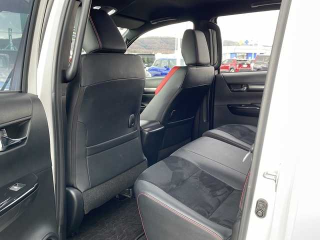 トヨタ ハイラックス Z GRスポーツ 道東・釧路十勝 2024(令6)年 1.1万km プラチナホワイトパールマイカ ・寒冷地仕様/・4WD/・純正ディスプレイオーディオ/(ナビ・FM・AM・BT・Miracast)/・全方位カメラ/・トヨタセーフティセンス/・プリクラッシュセーフティ/・レーンキープアシスト/・レーダークルーズコントロール/・ダウンヒルアシストコントロール/・横滑り防止/・GR専用シート/・純正マッドフラップ/・TRDフロアマット/・センターデフロック/・アイドリングストップ/・LEDヘッドライト/・オートライト/・社外キャノピー/・パドルシフト/・スマートキー/・プッシュスタート/・夏用タイヤ【2023年　4ミリ】　積込