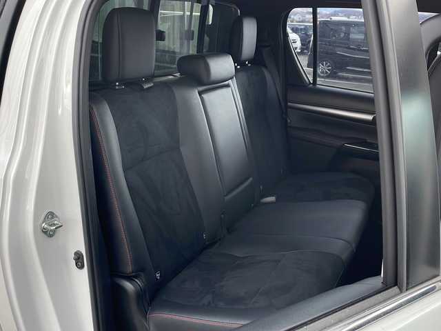 トヨタ ハイラックス Z GRスポーツ 道東・釧路十勝 2024(令6)年 1.1万km プラチナホワイトパールマイカ ・寒冷地仕様/・4WD/・純正ディスプレイオーディオ/(ナビ・FM・AM・BT・Miracast)/・全方位カメラ/・トヨタセーフティセンス/・プリクラッシュセーフティ/・レーンキープアシスト/・レーダークルーズコントロール/・ダウンヒルアシストコントロール/・横滑り防止/・GR専用シート/・純正マッドフラップ/・TRDフロアマット/・センターデフロック/・アイドリングストップ/・LEDヘッドライト/・オートライト/・社外キャノピー/・パドルシフト/・スマートキー/・プッシュスタート/・夏用タイヤ【2023年　4ミリ】　積込