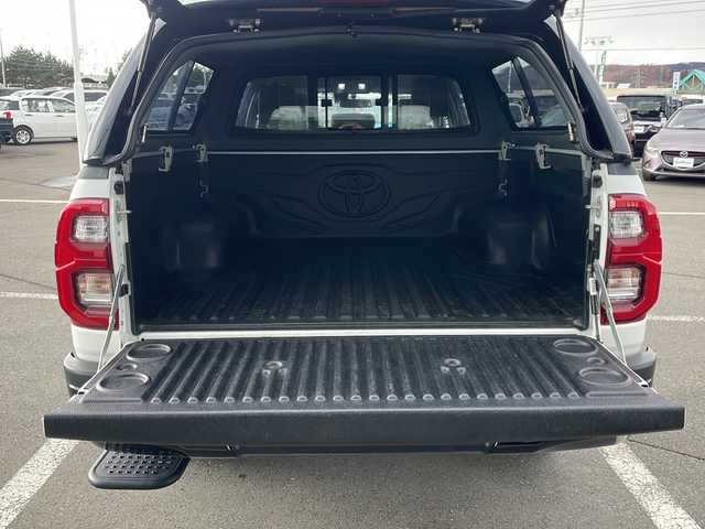 トヨタ ハイラックス Z GRスポーツ 道東・釧路十勝 2024(令6)年 1.1万km プラチナホワイトパールマイカ ・寒冷地仕様/・4WD/・純正ディスプレイオーディオ/(ナビ・FM・AM・BT・Miracast)/・全方位カメラ/・トヨタセーフティセンス/・プリクラッシュセーフティ/・レーンキープアシスト/・レーダークルーズコントロール/・ダウンヒルアシストコントロール/・横滑り防止/・GR専用シート/・純正マッドフラップ/・TRDフロアマット/・センターデフロック/・アイドリングストップ/・LEDヘッドライト/・オートライト/・社外キャノピー/・パドルシフト/・スマートキー/・プッシュスタート/・夏用タイヤ【2023年　4ミリ】　積込