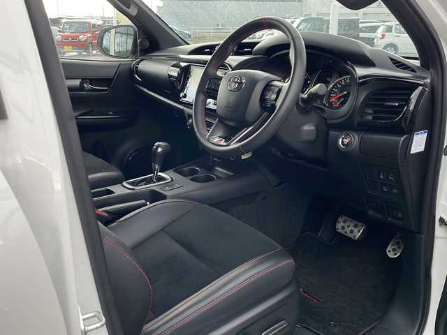 トヨタ ハイラックス Z GRスポーツ 道東・釧路十勝 2024(令6)年 1.1万km プラチナホワイトパールマイカ ・寒冷地仕様/・4WD/・純正ディスプレイオーディオ/(ナビ・FM・AM・BT・Miracast)/・全方位カメラ/・トヨタセーフティセンス/・プリクラッシュセーフティ/・レーンキープアシスト/・レーダークルーズコントロール/・ダウンヒルアシストコントロール/・横滑り防止/・GR専用シート/・純正マッドフラップ/・TRDフロアマット/・センターデフロック/・アイドリングストップ/・LEDヘッドライト/・オートライト/・社外キャノピー/・パドルシフト/・スマートキー/・プッシュスタート/・夏用タイヤ【2023年　4ミリ】　積込