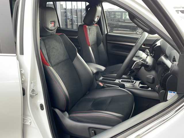 トヨタ ハイラックス Z GRスポーツ 道東・釧路十勝 2024(令6)年 1.1万km プラチナホワイトパールマイカ ・寒冷地仕様/・4WD/・純正ディスプレイオーディオ/(ナビ・FM・AM・BT・Miracast)/・全方位カメラ/・トヨタセーフティセンス/・プリクラッシュセーフティ/・レーンキープアシスト/・レーダークルーズコントロール/・ダウンヒルアシストコントロール/・横滑り防止/・GR専用シート/・純正マッドフラップ/・TRDフロアマット/・センターデフロック/・アイドリングストップ/・LEDヘッドライト/・オートライト/・社外キャノピー/・パドルシフト/・スマートキー/・プッシュスタート/・夏用タイヤ【2023年　4ミリ】　積込