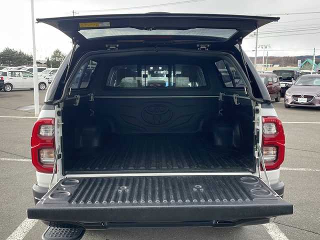 トヨタ ハイラックス Z GRスポーツ 道東・釧路十勝 2024(令6)年 1.1万km プラチナホワイトパールマイカ ・寒冷地仕様/・4WD/・純正ディスプレイオーディオ/(ナビ・FM・AM・BT・Miracast)/・全方位カメラ/・トヨタセーフティセンス/・プリクラッシュセーフティ/・レーンキープアシスト/・レーダークルーズコントロール/・ダウンヒルアシストコントロール/・横滑り防止/・GR専用シート/・純正マッドフラップ/・TRDフロアマット/・センターデフロック/・アイドリングストップ/・LEDヘッドライト/・オートライト/・社外キャノピー/・パドルシフト/・スマートキー/・プッシュスタート/・夏用タイヤ【2023年　4ミリ】　積込