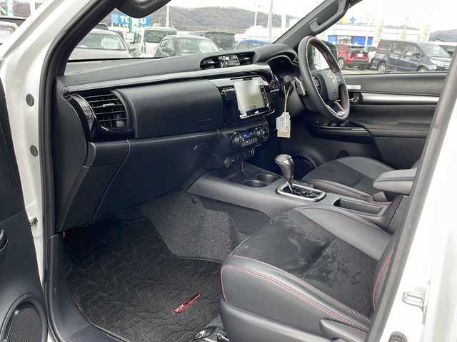 トヨタ ハイラックス Z GRスポーツ 道東・釧路十勝 2024(令6)年 1.1万km プラチナホワイトパールマイカ ・寒冷地仕様/・4WD/・純正ディスプレイオーディオ/(ナビ・FM・AM・BT・Miracast)/・全方位カメラ/・トヨタセーフティセンス/・プリクラッシュセーフティ/・レーンキープアシスト/・レーダークルーズコントロール/・ダウンヒルアシストコントロール/・横滑り防止/・GR専用シート/・純正マッドフラップ/・TRDフロアマット/・センターデフロック/・アイドリングストップ/・LEDヘッドライト/・オートライト/・社外キャノピー/・パドルシフト/・スマートキー/・プッシュスタート/・夏用タイヤ【2023年　4ミリ】　積込