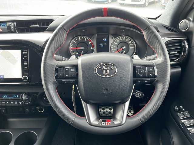 トヨタ ハイラックス Z GRスポーツ 道東・釧路十勝 2024(令6)年 1.1万km プラチナホワイトパールマイカ ・寒冷地仕様/・4WD/・純正ディスプレイオーディオ/(ナビ・FM・AM・BT・Miracast)/・全方位カメラ/・トヨタセーフティセンス/・プリクラッシュセーフティ/・レーンキープアシスト/・レーダークルーズコントロール/・ダウンヒルアシストコントロール/・横滑り防止/・GR専用シート/・純正マッドフラップ/・TRDフロアマット/・センターデフロック/・アイドリングストップ/・LEDヘッドライト/・オートライト/・社外キャノピー/・パドルシフト/・スマートキー/・プッシュスタート/・夏用タイヤ【2023年　4ミリ】　積込