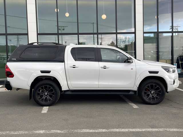 トヨタ ハイラックス Z GRスポーツ 道東・釧路十勝 2024(令6)年 1.1万km プラチナホワイトパールマイカ ・寒冷地仕様/・4WD/・純正ディスプレイオーディオ/(ナビ・FM・AM・BT・Miracast)/・全方位カメラ/・トヨタセーフティセンス/・プリクラッシュセーフティ/・レーンキープアシスト/・レーダークルーズコントロール/・ダウンヒルアシストコントロール/・横滑り防止/・GR専用シート/・純正マッドフラップ/・TRDフロアマット/・センターデフロック/・アイドリングストップ/・LEDヘッドライト/・オートライト/・社外キャノピー/・パドルシフト/・スマートキー/・プッシュスタート/・夏用タイヤ【2023年　4ミリ】　積込