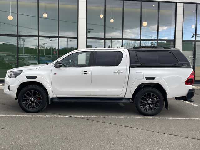 トヨタ ハイラックス Z GRスポーツ 道東・釧路十勝 2024(令6)年 1.1万km プラチナホワイトパールマイカ ・寒冷地仕様/・4WD/・純正ディスプレイオーディオ/(ナビ・FM・AM・BT・Miracast)/・全方位カメラ/・トヨタセーフティセンス/・プリクラッシュセーフティ/・レーンキープアシスト/・レーダークルーズコントロール/・ダウンヒルアシストコントロール/・横滑り防止/・GR専用シート/・純正マッドフラップ/・TRDフロアマット/・センターデフロック/・アイドリングストップ/・LEDヘッドライト/・オートライト/・社外キャノピー/・パドルシフト/・スマートキー/・プッシュスタート/・夏用タイヤ【2023年　4ミリ】　積込