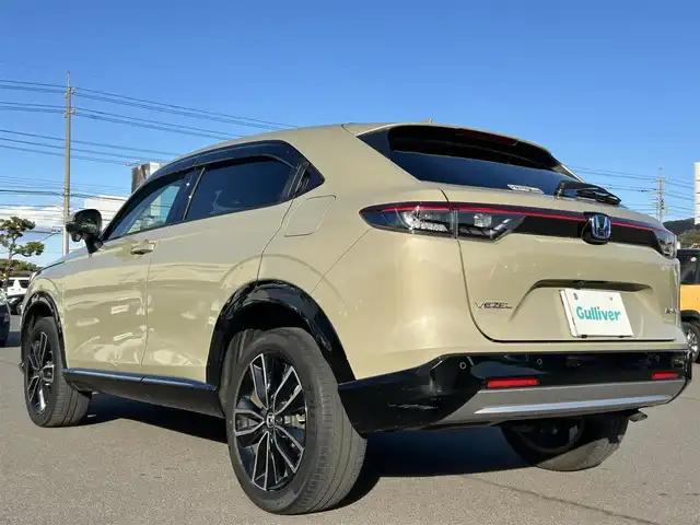 ホンダ ヴェゼル ハイブリッド e:HEV Z 岡山県 2021(令3)年 4.1万km サンドカーキパール 登録時走行距離40180km/純正ナビ/フルセグTV（AM/FM/CD/DVD/Bluetooth）/バックカメラ/ビルトインETC/ドライブレコーダー/パワーバックドア/ホンダセンシング/・ブラインドスポットモニター/・衝突軽減ブレーキ/・アダプティブクルーズコントロール/・クリアランスソナー/・パーキングサポートブレーキ/・標識認識システム/・ヒルディセントコントロール/ハーフレザーシート/D/N席シートヒーター/純正18インチアルミホイール/LEDヘッドライト/スマートキー×2