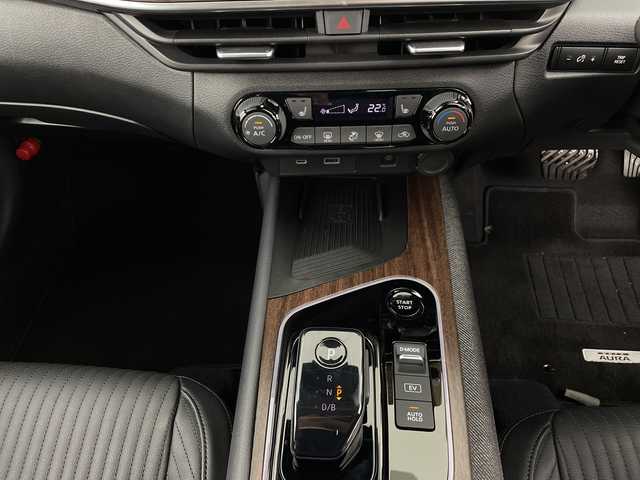 日産 オーラ G レザーエディション 新潟県 2024(令6)年 0.7万km ミッドナイトブラック/サンライズカッパー エマージェンシーブレーキ/スマートルームミラー/ワイヤレス充電/純正ナビ/フルセグTV/Bluetooth/アラウンドビューモニター/プロパイロット/LEDオートライト/オートハイビーム/シートヒーター/ステアリングヒーター/純正17インチアルミホイール/ステアリングリモコン/電格ミラー/ウィンカーミラー/スマートキー/ビルトインETC2.0