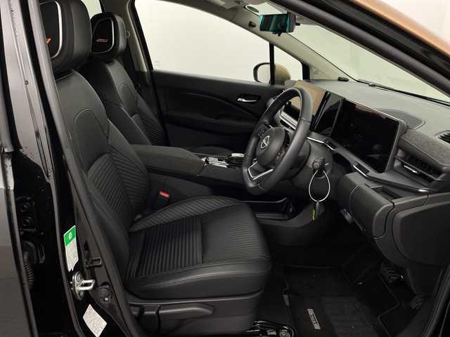 日産 オーラ G レザーエディション 新潟県 2024(令6)年 0.7万km ミッドナイトブラック/サンライズカッパー エマージェンシーブレーキ/スマートルームミラー/ワイヤレス充電/純正ナビ/フルセグTV/Bluetooth/アラウンドビューモニター/プロパイロット/LEDオートライト/オートハイビーム/シートヒーター/ステアリングヒーター/純正17インチアルミホイール/ステアリングリモコン/電格ミラー/ウィンカーミラー/スマートキー/ビルトインETC2.0