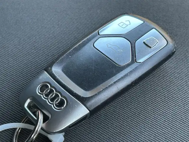 アウディ Ａ４ アバント 2．0 TFSI 愛媛県 2017(平29)年 5.8万km 黒 メーカーオプション純正ナビ/BT/AM・FM/CD/DVD/フルセグTV/ETC/純正ドライブレコーダー/全方位カメラ/追従型クルーズコントロール/D+N席パワーシート/アイドリングストップ/衝突軽減システム/オートライト/純正フロアマット/純正アルミホイール/LEDヘッドライト