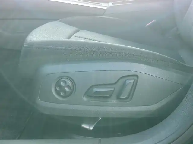 アウディ Ａ４ アバント 2．0 TFSI 愛媛県 2017(平29)年 5.8万km 黒 メーカーオプション純正ナビ/BT/AM・FM/CD/DVD/フルセグTV/ETC/純正ドライブレコーダー/全方位カメラ/追従型クルーズコントロール/D+N席パワーシート/アイドリングストップ/衝突軽減システム/オートライト/純正フロアマット/純正アルミホイール/LEDヘッドライト