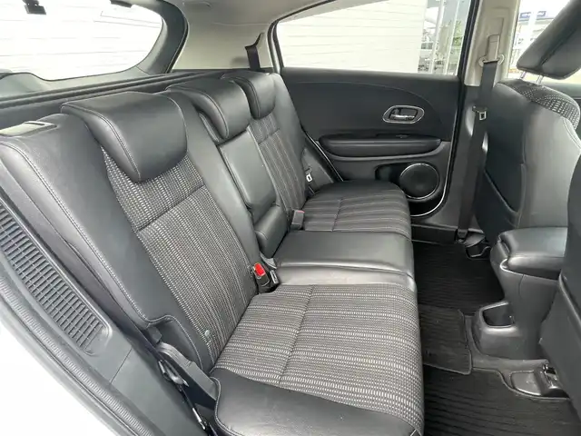 ホンダ ヴェゼル ハイブリッド Z 熊本県 2015(平27)年 11.1万km ホワイトオーキッドパール (株)IDOMが運営する【じしゃロン熊本店】の自社ローン専用車両になります/こちらは現金またはオートローンご利用時の価格です。自社ローンご希望の方は別途その旨お申付け下さい./社外ナビ/バックカメラ/ステアリングスイッチ/クルーズコントロール/シートヒーター/パドルシフト/電動パーキング/LEDヘットライト