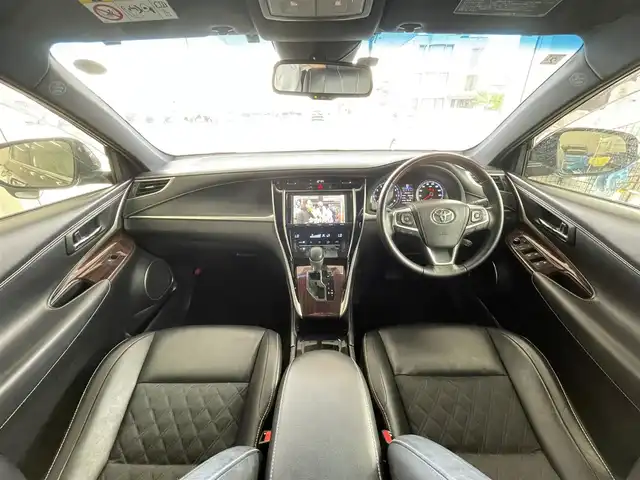 トヨタ ハリアー プレミアム 千葉県 2015(平27)年 4万km スパークリングブラックパールクリスタルシャイン 純正9インチメモリナビ【NSZT-Y66T】/・フルセグTV/BT/DVD/USB/ラジオ/バックカメラ/レーンディパーチャーアラート/クルーズコントロール/パワーバックドア/ハーフレザーシート/アイドリングストップ/AC100V【MOP】/ETC/パワーシート/LEDヘッドライト/オートマチックハイビーム/純正18インチAW/純正フロアマット/取扱説明書/保証書/スペアキー