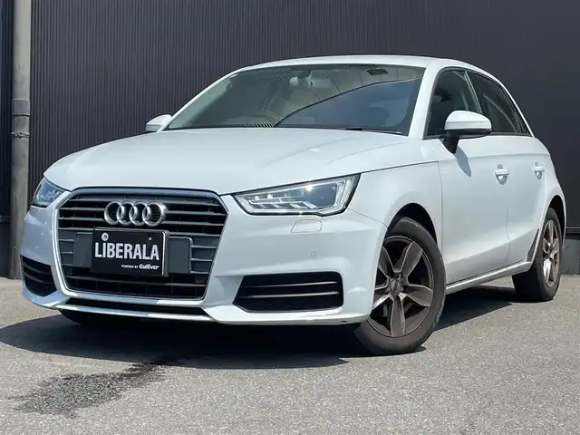 アウディ Ａ１ SB 1．0TFSI 香川県 2018(平30)年 11.1万km グレイシアホワイトメタリック スマートキー2本/保証書/取扱説明書/アイドリングストップ/純正HDDナビ/Bluetoothオーディオ/シートヒーター/純正15インチアルミ/FRコーナーセンサー/ウィンカーミラー/オートライト/革巻きステアリング