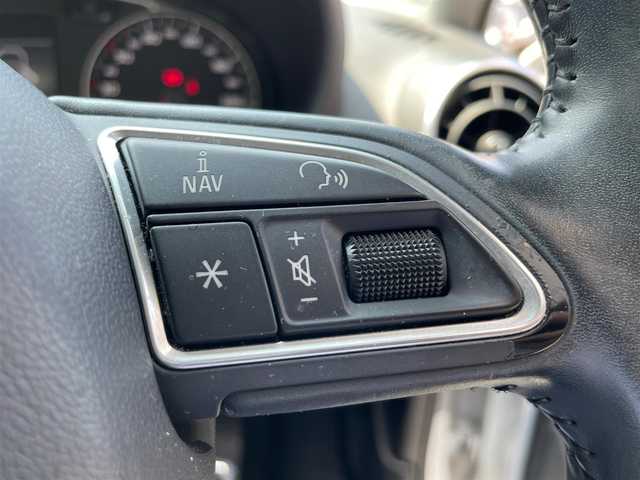 アウディ Ａ１ SB 1．0TFSI 香川県 2018(平30)年 11.1万km グレイシアホワイトメタリック スマートキー2本/保証書/取扱説明書/アイドリングストップ/純正HDDナビ/Bluetoothオーディオ/シートヒーター/純正15インチアルミ/FRコーナーセンサー/ウィンカーミラー/オートライト/革巻きステアリング