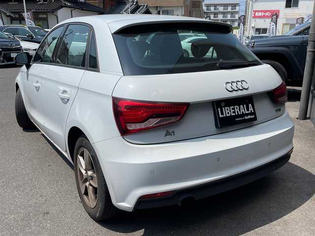 アウディ Ａ１ SB 1．0TFSI 香川県 2018(平30)年 11.1万km グレイシアホワイトメタリック スマートキー2本/保証書/取扱説明書/アイドリングストップ/純正HDDナビ/Bluetoothオーディオ/シートヒーター/純正15インチアルミ/FRコーナーセンサー/ウィンカーミラー/オートライト/革巻きステアリング