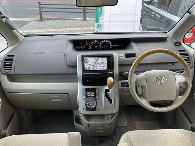 トヨタ ノア S Gエディション 沖縄県 2009(平21)年 8.5万km ホワイトパールクリスタルシャイン 純正ナビ/（ＡＭ／ＦＭ／ＣＤ／ＤＶＤ／ＢＴ）　/バックモニター　/両側パワースライドドア　/純正１６インチアルミホイール　/スマートキー　ＥＴＣ　/コーナーセンサー　/純正フロアマット　/プッシュスタート　/盗難防止