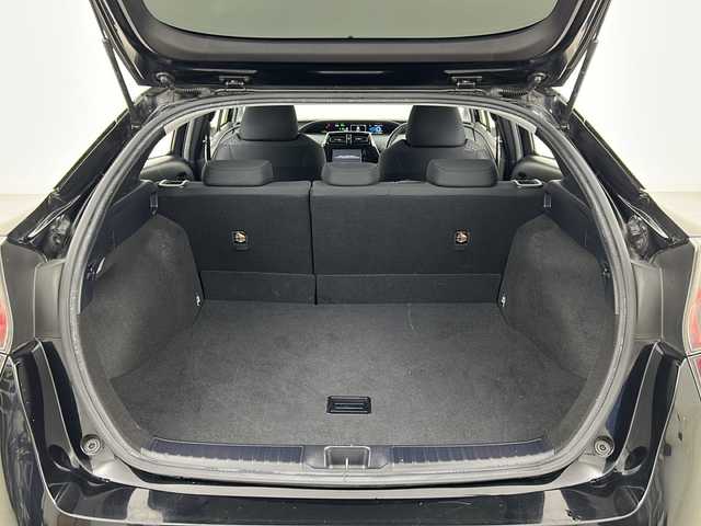 トヨタ プリウス A 宮城県 2016(平28)年 8万km アティチュードブラックマイカ 禁煙車/社外エアロパーツ/トヨタセーフティーセンス/・プリクラッシュセーフティーシステム/・レーンディバ―チャーアラート/・オートマチックハイビーム/・レーダークルーズコントロール/・インテリジェントクリアランスソナー/ブラインドスポットモニター/ヘッドアップディスプレイ/純正7インチナビ/地図SD無し/・BT.CD.DVD.SD/フルセグテレビ/ビルトインETC/社外ドライブレコーダー/LEDヘッドライト/LEDフォグランプ/革巻きステアリング/ステアリングスイッチ/横滑り防止機能/アイドリングストップ/プッシュスタート/スマートキー（2本）/防眩ルームミラー/純正15インチスチールキャップ/純正フロアマット/純正ドアバイザー