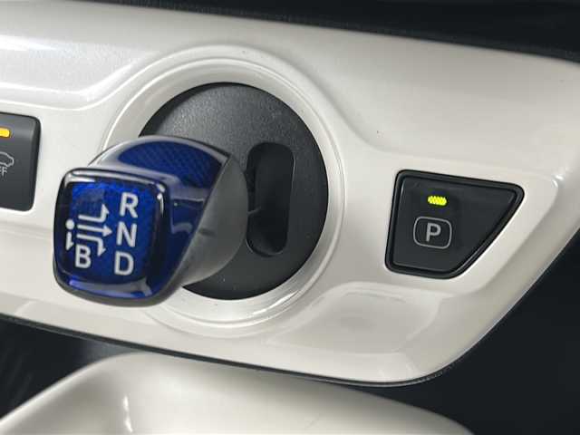 トヨタ プリウス A 宮城県 2016(平28)年 8万km アティチュードブラックマイカ 禁煙車/社外エアロパーツ/トヨタセーフティーセンス/・プリクラッシュセーフティーシステム/・レーンディバ―チャーアラート/・オートマチックハイビーム/・レーダークルーズコントロール/・インテリジェントクリアランスソナー/ブラインドスポットモニター/ヘッドアップディスプレイ/純正7インチナビ/地図SD無し/・BT.CD.DVD.SD/フルセグテレビ/ビルトインETC/社外ドライブレコーダー/LEDヘッドライト/LEDフォグランプ/革巻きステアリング/ステアリングスイッチ/横滑り防止機能/アイドリングストップ/プッシュスタート/スマートキー（2本）/防眩ルームミラー/純正15インチスチールキャップ/純正フロアマット/純正ドアバイザー