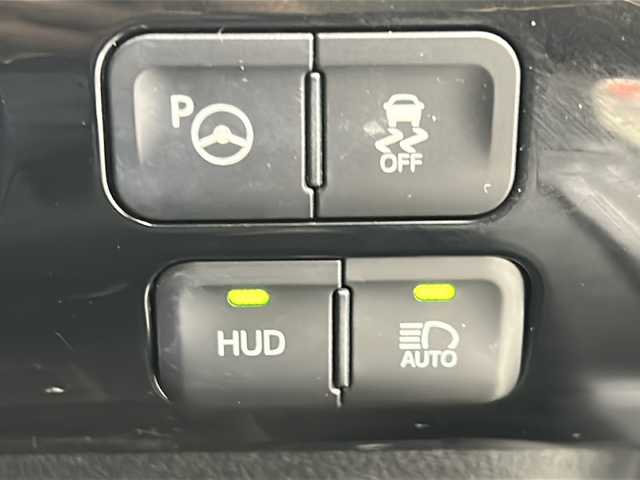 トヨタ プリウス A 宮城県 2016(平28)年 8万km アティチュードブラックマイカ 禁煙車/社外エアロパーツ/トヨタセーフティーセンス/・プリクラッシュセーフティーシステム/・レーンディバ―チャーアラート/・オートマチックハイビーム/・レーダークルーズコントロール/・インテリジェントクリアランスソナー/ブラインドスポットモニター/ヘッドアップディスプレイ/純正7インチナビ/地図SD無し/・BT.CD.DVD.SD/フルセグテレビ/ビルトインETC/社外ドライブレコーダー/LEDヘッドライト/LEDフォグランプ/革巻きステアリング/ステアリングスイッチ/横滑り防止機能/アイドリングストップ/プッシュスタート/スマートキー（2本）/防眩ルームミラー/純正15インチスチールキャップ/純正フロアマット/純正ドアバイザー