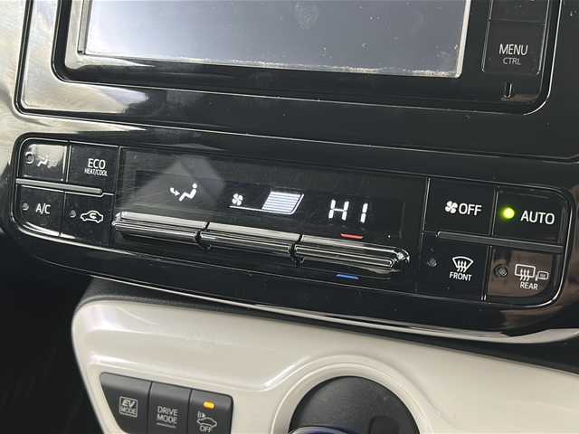 トヨタ プリウス A 宮城県 2016(平28)年 8万km アティチュードブラックマイカ 禁煙車/社外エアロパーツ/トヨタセーフティーセンス/・プリクラッシュセーフティーシステム/・レーンディバ―チャーアラート/・オートマチックハイビーム/・レーダークルーズコントロール/・インテリジェントクリアランスソナー/ブラインドスポットモニター/ヘッドアップディスプレイ/純正7インチナビ/地図SD無し/・BT.CD.DVD.SD/フルセグテレビ/ビルトインETC/社外ドライブレコーダー/LEDヘッドライト/LEDフォグランプ/革巻きステアリング/ステアリングスイッチ/横滑り防止機能/アイドリングストップ/プッシュスタート/スマートキー（2本）/防眩ルームミラー/純正15インチスチールキャップ/純正フロアマット/純正ドアバイザー