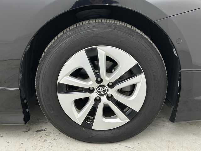 トヨタ プリウス A 宮城県 2016(平28)年 8万km アティチュードブラックマイカ 禁煙車/社外エアロパーツ/トヨタセーフティーセンス/・プリクラッシュセーフティーシステム/・レーンディバ―チャーアラート/・オートマチックハイビーム/・レーダークルーズコントロール/・インテリジェントクリアランスソナー/ブラインドスポットモニター/ヘッドアップディスプレイ/純正7インチナビ/地図SD無し/・BT.CD.DVD.SD/フルセグテレビ/ビルトインETC/社外ドライブレコーダー/LEDヘッドライト/LEDフォグランプ/革巻きステアリング/ステアリングスイッチ/横滑り防止機能/アイドリングストップ/プッシュスタート/スマートキー（2本）/防眩ルームミラー/純正15インチスチールキャップ/純正フロアマット/純正ドアバイザー