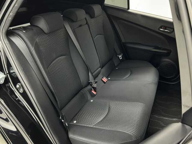 トヨタ プリウス A 宮城県 2016(平28)年 8万km アティチュードブラックマイカ 禁煙車/社外エアロパーツ/トヨタセーフティーセンス/・プリクラッシュセーフティーシステム/・レーンディバ―チャーアラート/・オートマチックハイビーム/・レーダークルーズコントロール/・インテリジェントクリアランスソナー/ブラインドスポットモニター/ヘッドアップディスプレイ/純正7インチナビ/地図SD無し/・BT.CD.DVD.SD/フルセグテレビ/ビルトインETC/社外ドライブレコーダー/LEDヘッドライト/LEDフォグランプ/革巻きステアリング/ステアリングスイッチ/横滑り防止機能/アイドリングストップ/プッシュスタート/スマートキー（2本）/防眩ルームミラー/純正15インチスチールキャップ/純正フロアマット/純正ドアバイザー