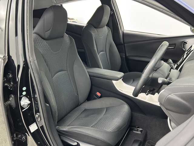 トヨタ プリウス A 宮城県 2016(平28)年 8万km アティチュードブラックマイカ 禁煙車/社外エアロパーツ/トヨタセーフティーセンス/・プリクラッシュセーフティーシステム/・レーンディバ―チャーアラート/・オートマチックハイビーム/・レーダークルーズコントロール/・インテリジェントクリアランスソナー/ブラインドスポットモニター/ヘッドアップディスプレイ/純正7インチナビ/地図SD無し/・BT.CD.DVD.SD/フルセグテレビ/ビルトインETC/社外ドライブレコーダー/LEDヘッドライト/LEDフォグランプ/革巻きステアリング/ステアリングスイッチ/横滑り防止機能/アイドリングストップ/プッシュスタート/スマートキー（2本）/防眩ルームミラー/純正15インチスチールキャップ/純正フロアマット/純正ドアバイザー