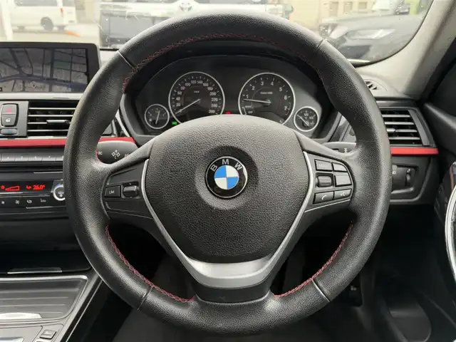 ＢＭＷ ３２０ｉ スポーツ 三重県 2012(平24)年 6.6万km アルピンホワイトⅢ 純正メーカーナビ/　・Bluetooth/　・DVD再生/　・AUX/　・USB/バックガイドモニター/速度リミッター/D/N席パワーシート/D席シートメモリ/スマートキーx2本/プッシュスタート/HIDヘッドライト/LEDフォグライト/リアフォグライト/アイドリングストップ/ステアリングスイッチ/ミラー型ETC/電動格納ミラー/ターンミラー/横滑り防止機能