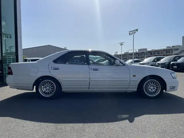 日産 ローレル メダリスト プレミア 東京都 2002(平14)年 3.7万km ホワイトパール カヤバ製ショック/〈NEW SR SPECIAL〉/RS-Rダウンサス/16インチアルミホイール/純正ナビ/純正オーディオ・カセット/ドライブレコーダー/ETC/キーレス