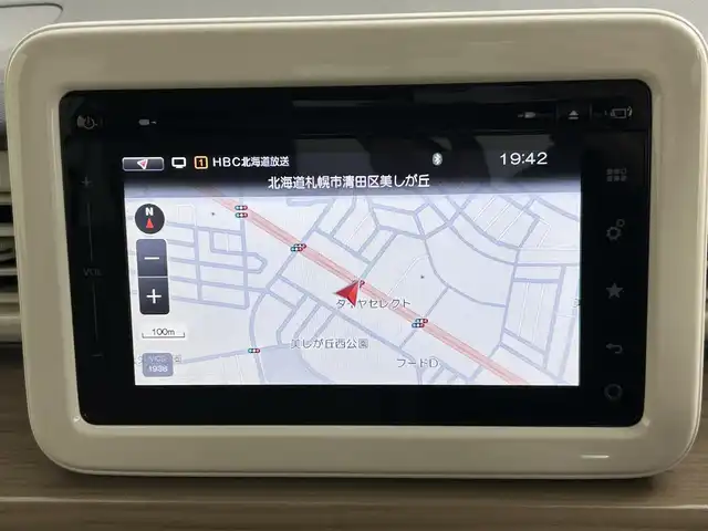 スズキ ラパン X 道央・札幌 2016(平28)年 0.9万km シフォンアイボリーメタリック ・ワンオーナー/・4WD/・衝突軽減ブレーキ/・純正メモリーナビ/　CD/DVD/USB/Bｔ/AUX/フルセグ/・全方位モニター/・アイドリングストップ/・LEDヘッドライト/・オートライト/・シートヒーター（D/N）/・ドアバイザー/・プッシュスタート/・スマートキー/・純正14インチAW/・ステアリングリモコン/・保証書、取説（有）/・スペアキーｘ１/・社外前後ドライブレコーダー/・スタッドレス社外AW積込（155/65R14）