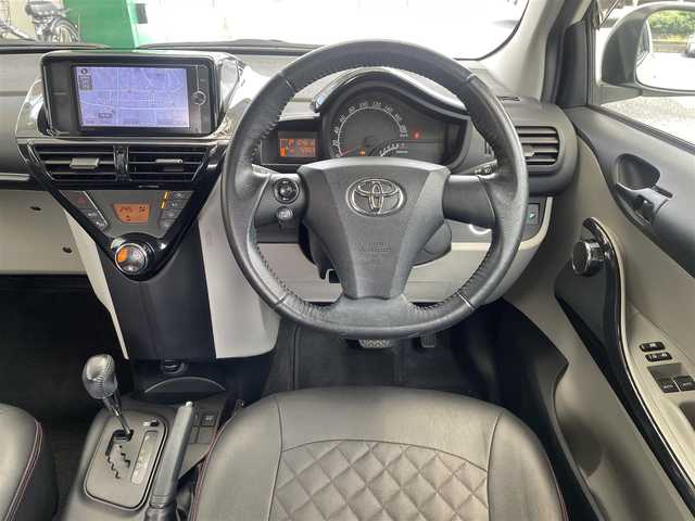 トヨタ ｉＱ 100G 埼玉県 2013(平25)年 7.3万km ホワイトパールクリスタルシャイン /純正メモリナビ//フルセグTV//バックカメラ//CD/DVD/Bluetooth//スマートキー×2//ETC//キセノン//前後ドラレコ(SDカード欠)//W.サイドエアバッグ//カーテン.ニーエアバッグ//ABS//横滑り防止装置//革巻きステアリング//オートライト//レザー調シートカバー//スモークフィルム//ドアバイザー//社外15インチAW//新車時保証書//取扱説明書