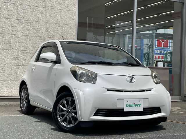 トヨタ ｉＱ 100G 埼玉県 2013(平25)年 7.3万km ホワイトパールクリスタルシャイン /純正メモリナビ//フルセグTV//バックカメラ//CD/DVD/Bluetooth//スマートキー×2//ETC//キセノン//前後ドラレコ(SDカード欠)//W.サイドエアバッグ//カーテン.ニーエアバッグ//ABS//横滑り防止装置//革巻きステアリング//オートライト//レザー調シートカバー//スモークフィルム//ドアバイザー//社外15インチAW//新車時保証書//取扱説明書